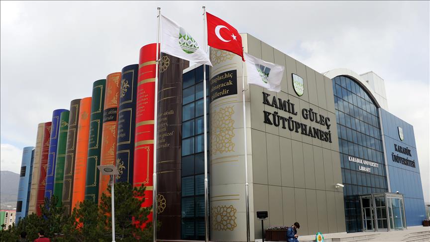 Visitors throng unique library in Turkey