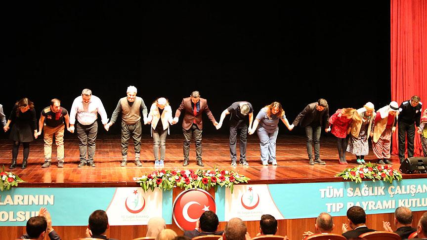 Sağlık personeli halkın sağlığı için sahnede