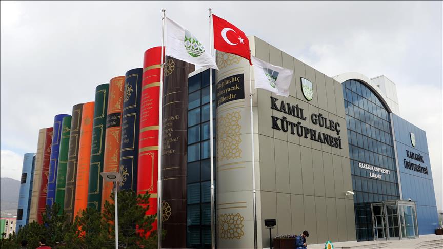 Biblioteca en forma de libros gigantes atrae a los turistas en Turquía