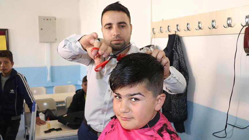 Öğretmenlerden öğrenciler için 'berber' hizmeti