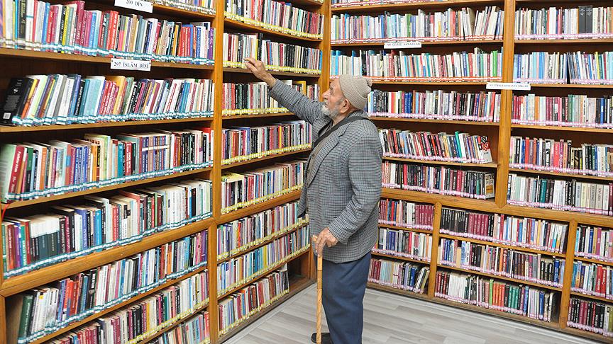 'Eşekli kütüphane' ile kazandığı okuma alışkanlığını 77 yaşında da sürdürüyor
