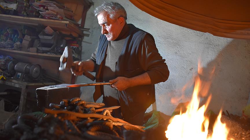 Kentin son demir ustası 55 yıldır demire şekil veriyor