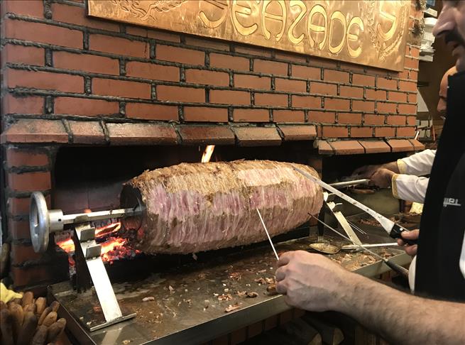 "جاغ كباب".. مذاق تركي يجمع العائلات ويجذب الزائرين (تقرير)