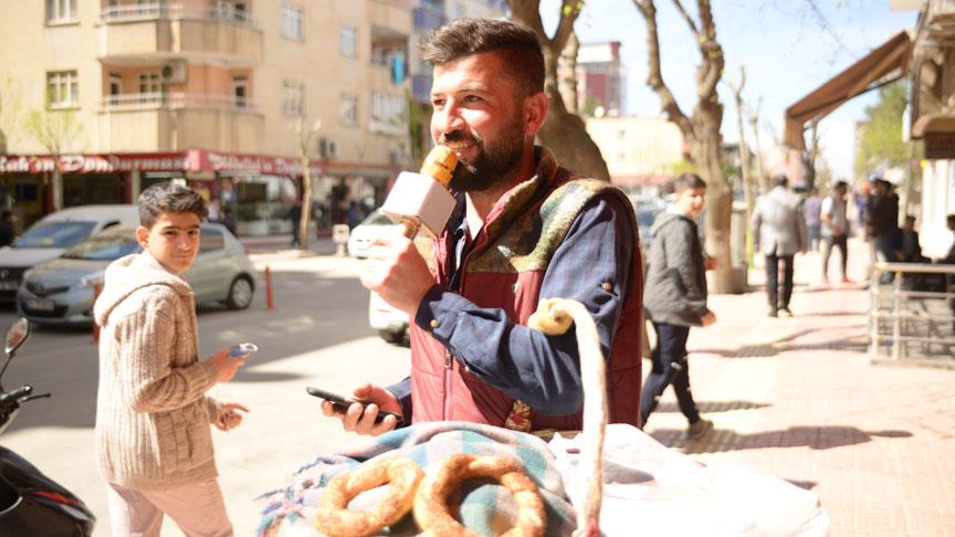 Siirtli simitçiden 'karaoke mikrofonlu' pazarlama taktiği  