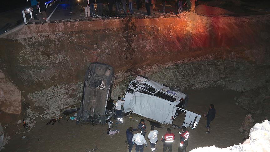 Bayburt'ta iki araç menfez çukuruna düştü: 8 ölü