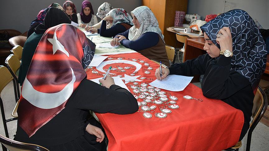 Ağrılı kadınlar 'göz nuru'nu Mehmetçik'e akıtıyor