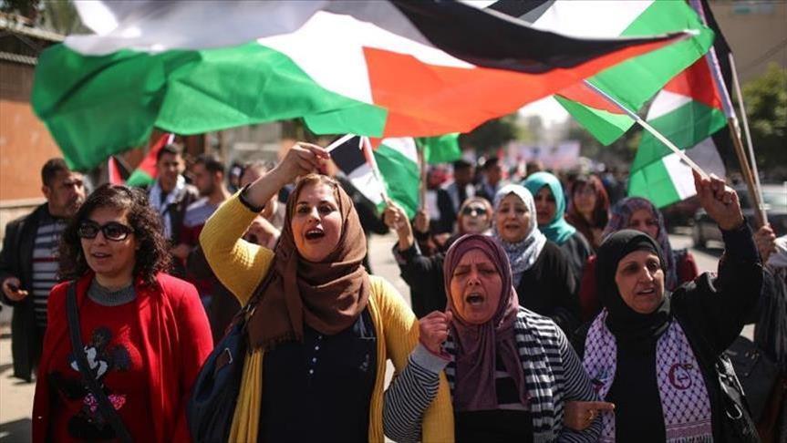 نساء فلسطينيات يشاركن بالدعاء والدماء بمسيرة العودة على حدود غزة   