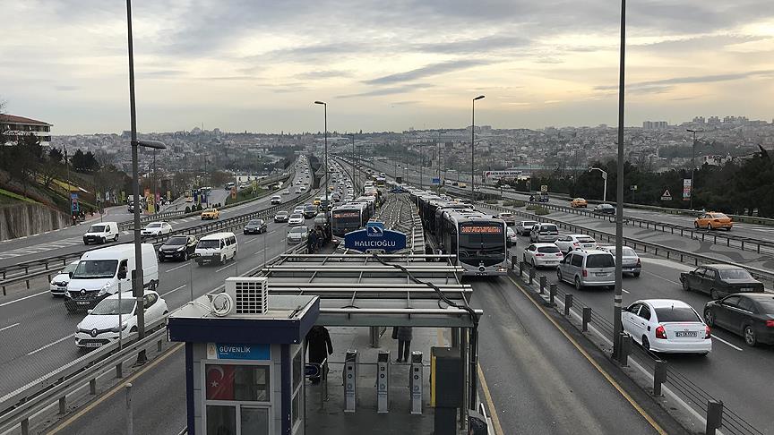 İstanbul'da metrobüs arızası ulaşımı aksattı