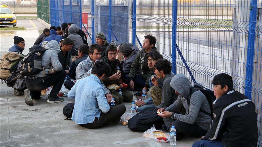 Over 900 undocumented migrants held in Turkey