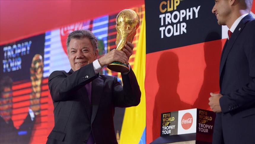 Presidente de Colombia levantó el trofeo de la Copa Mundial de fútbol