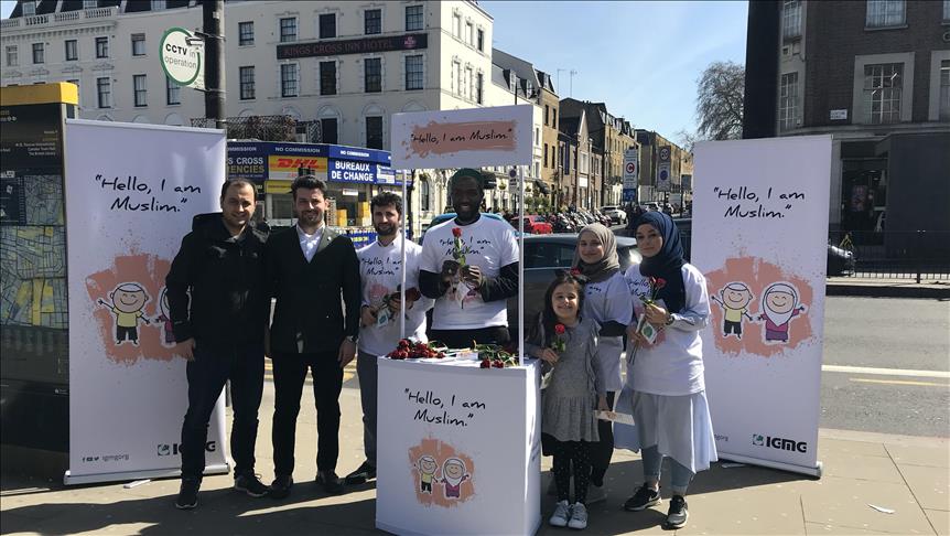 ÐÐ°ÑÑÐ¸Ð½ÐºÐ¸ Ð¿Ð¾ Ð·Ð°Ð¿ÑÐ¾ÑÑ Young Muslims promote peace with roses in UK