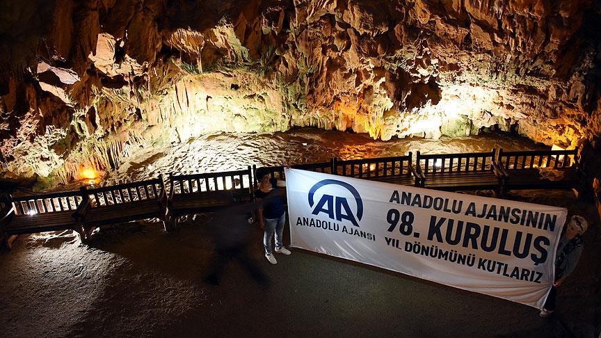 Damlataş Mağarası'nda AA pankartı açıldı