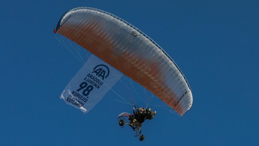 AA'nın 98. kuruluş yıl dönümü için havada pankart açıldı