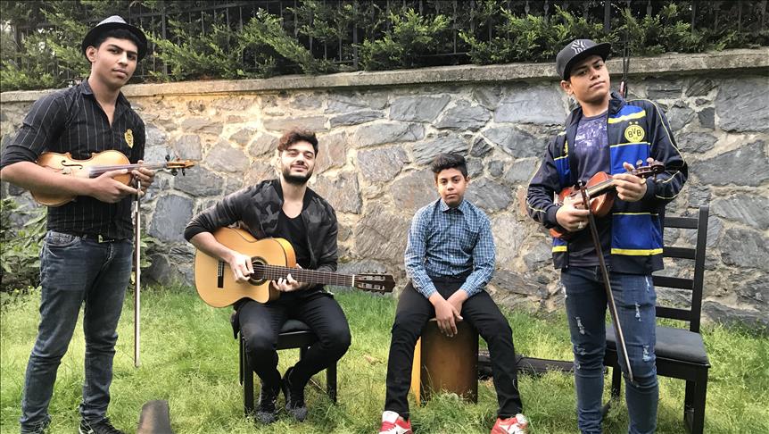 حمایت الیاس یالچین‌تاش از کودکان نوازنده خیابانی ایران 