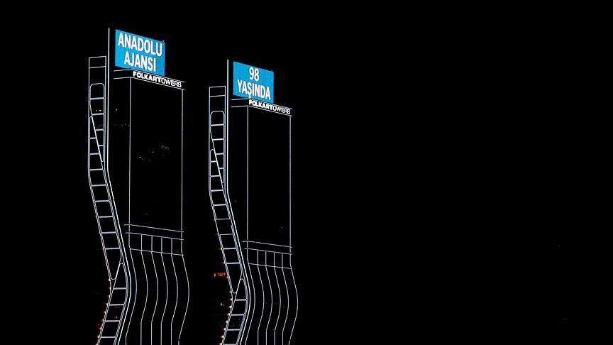 Avrupa'nın en yüksek ikiz kulelerinde 'Anadolu Ajansı 98 yaşında' mesajı