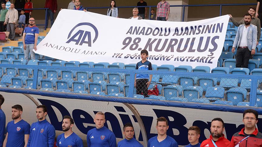 Karabükspor taraftarından AA'ya pankartlı kutlama