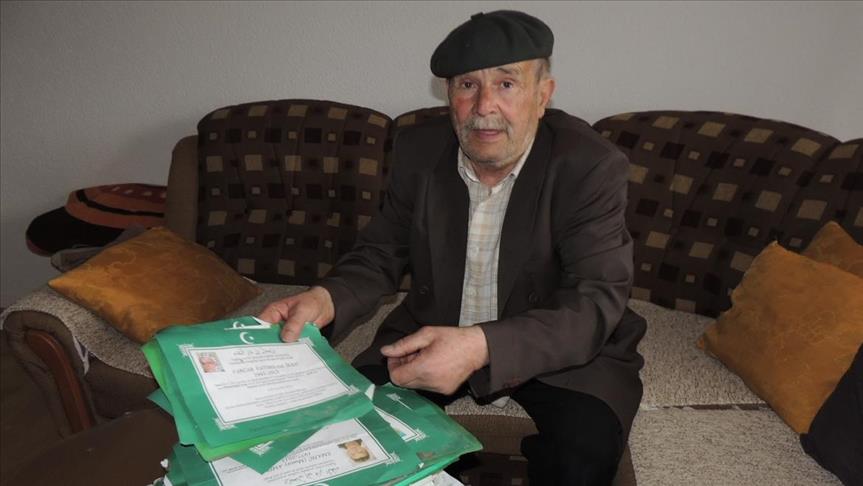 Nesvakidašnji hobi: Bužimljanin Mujo Bajrić sakuplja smrtovnice umrlih i uči im Jasin  