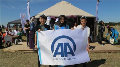 Azerbaycanlı ve Doğu Türkistanlı öğrencilerden AA'ya kutlama