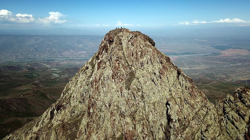 Iğdırlı dağcılardan Tekelti Dağı zirvesinde AA'ya kutlama 