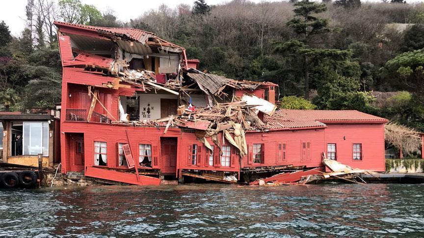 Kapal hantam pantai di Selat Bosphorus Turki