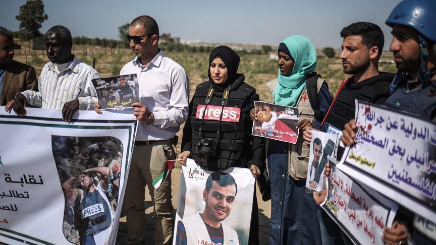 İsrail askerleri Gazze'de gazetecilerin gösterisine gazla müdahale etti