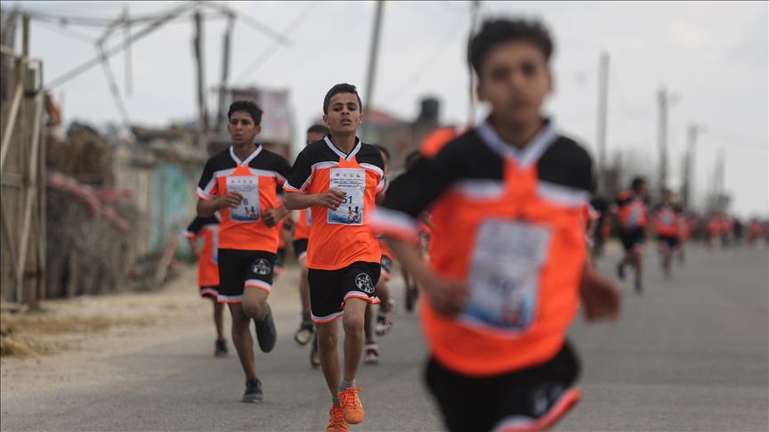 Gaza children run to demand refugees’ right to return