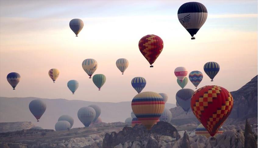 "كبادوكيا" التركية مقصد عشاق المناطيد