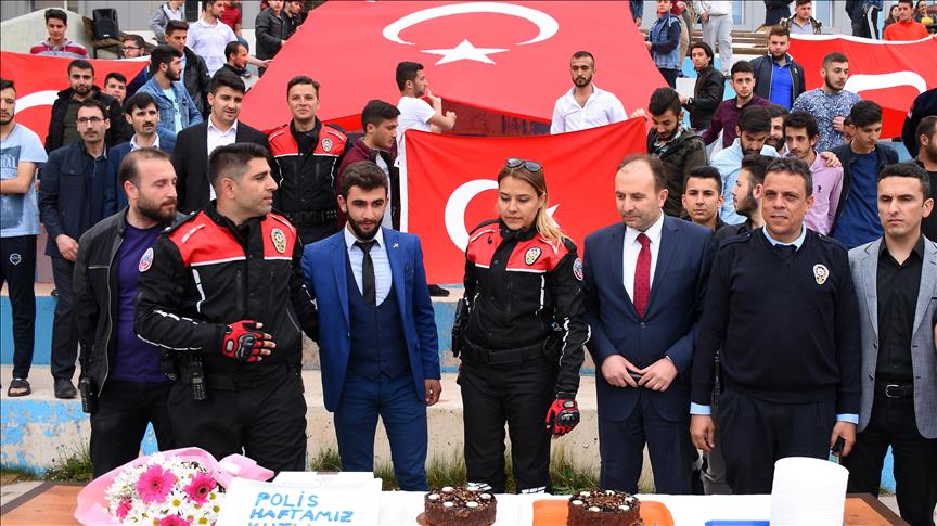 Öğrenciler sahte ihbarda bulunarak çağırdıkları polislerle pasta kesti