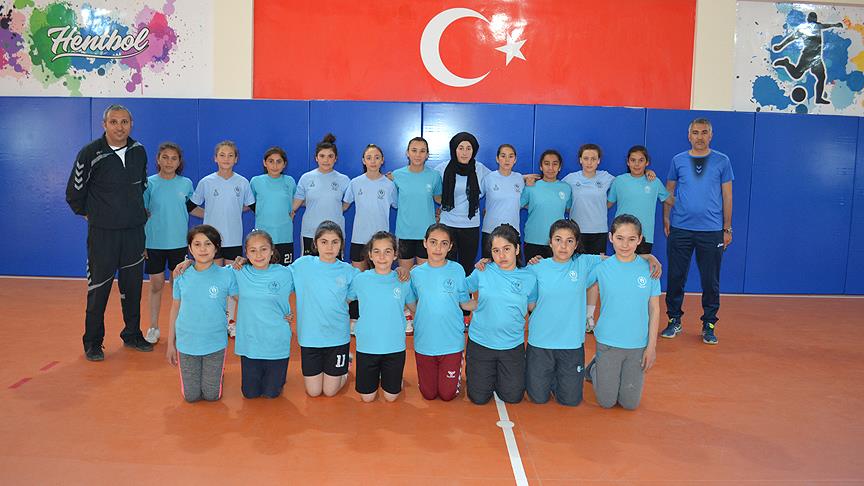 Kız çocuklarını hentbolla geleceğe hazırlıyorlar