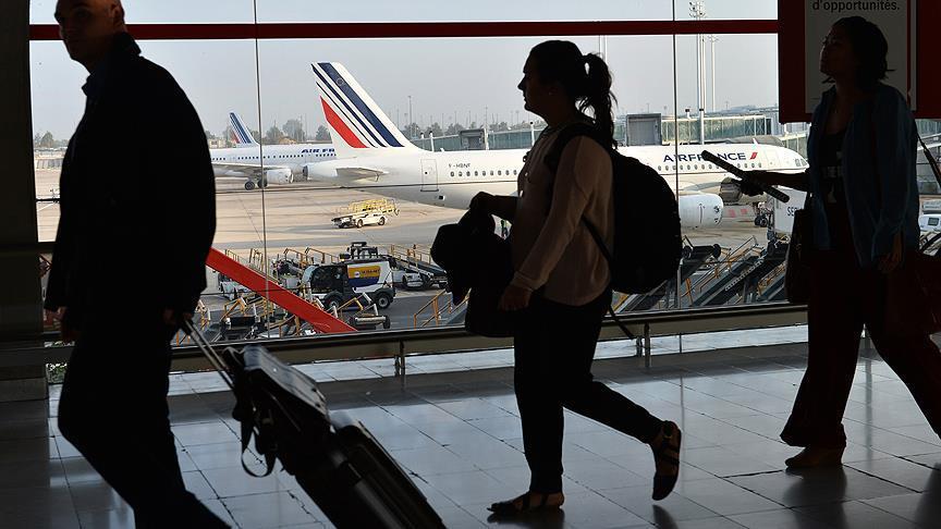 Air France staff to continue strike
