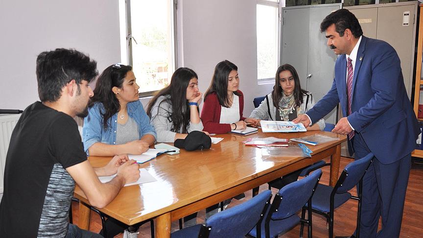 Belediye başkanı olsa da öğretmenliği bırakmadı