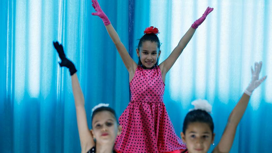 Türk ve Rus çocuklar el ele dans ediyor