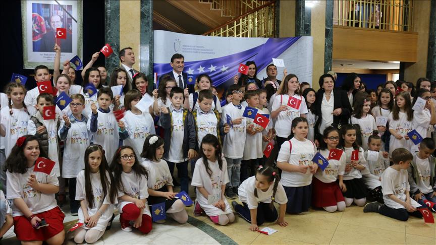 Povodom Dana Turaka Kosova, turski učenici posetili Skupštinu i Ambasadu Turske 