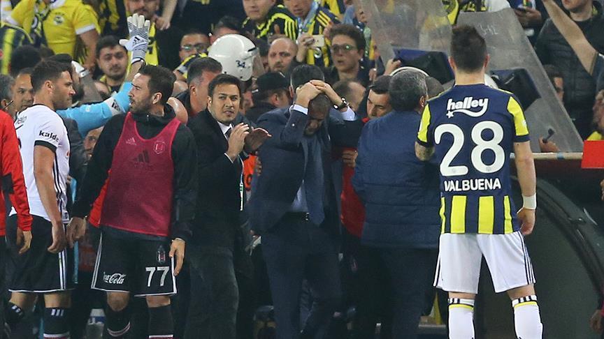 Football: Istanbul derby abandoned as violence erupts