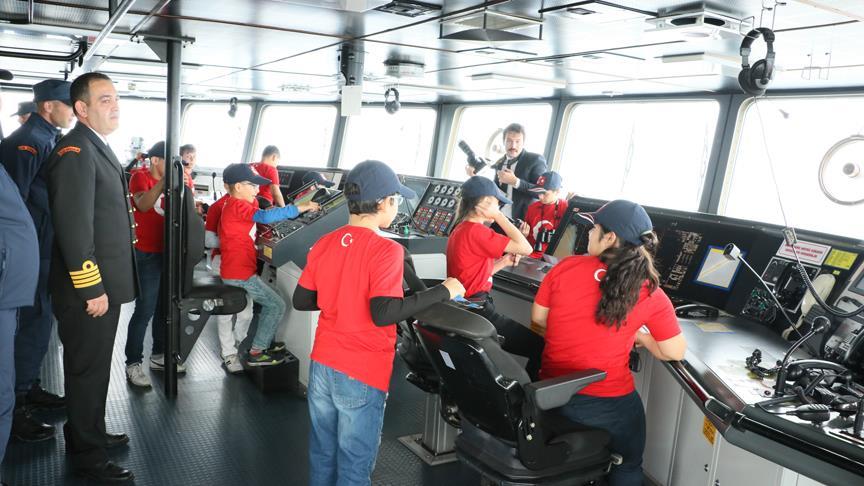 Çocuklar sahil güvenlik gemisiyle deniz yolculuğuna çıktı
