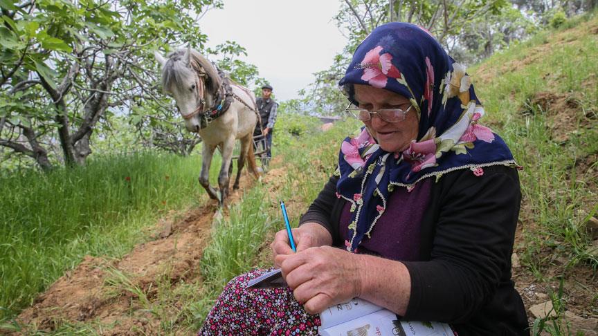 Dersi evde ödevi tarlada yapıyor