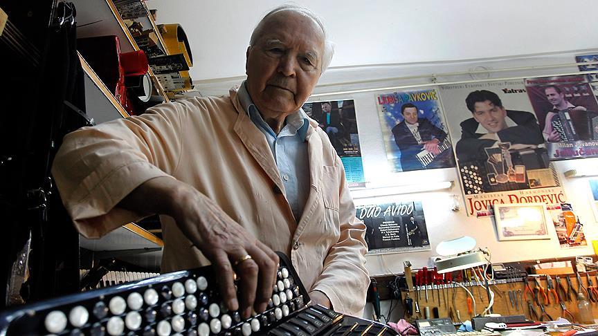 91 yaşındaki akordeon ustası gençlere meydan okuyor