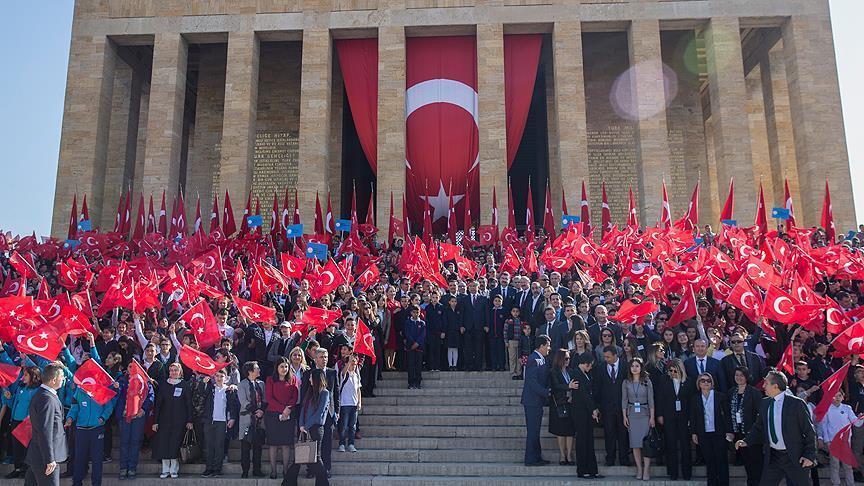 Турецкие министры поздравили юных жителей страны