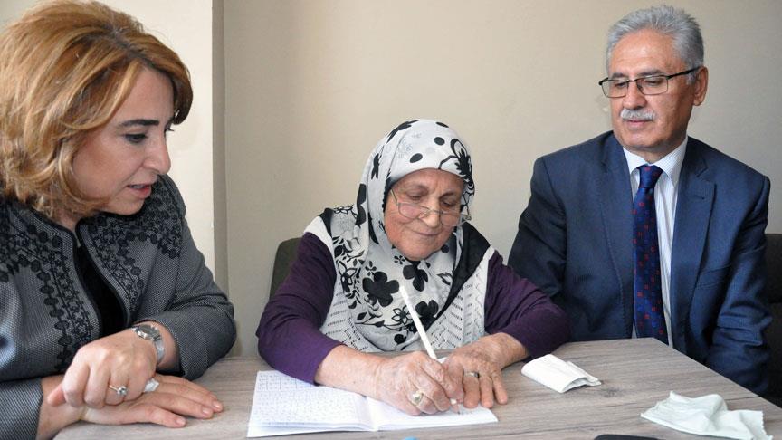 Okuma yazma hayalini 92 yaşında gerçekleştirdi