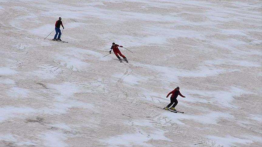 Турција: Скијачите уживаат во планините покриени со снег до август