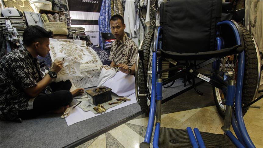 Indonezi, personat me aftësi të kufizuara prodhojnë Batikun tradicional
