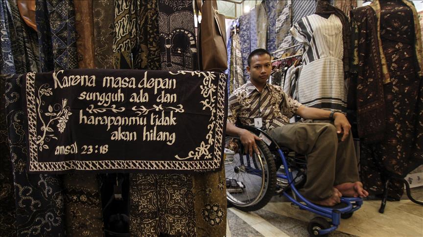 Indonesia: Special needs workers produce Batik patterns