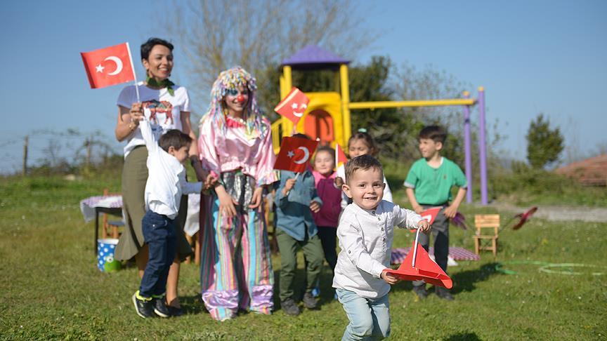 Bedia öğretmen köy çocukları için yollarda 