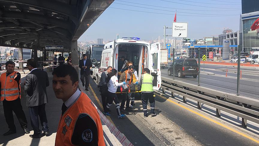 Metrobüs yolunda kaza
