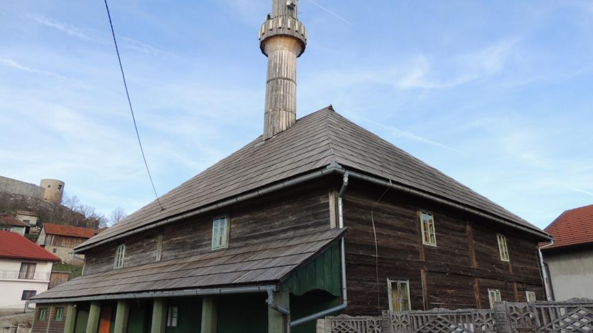 Tek çivi çakılmadan yapılan cami iki asırdır ayakta