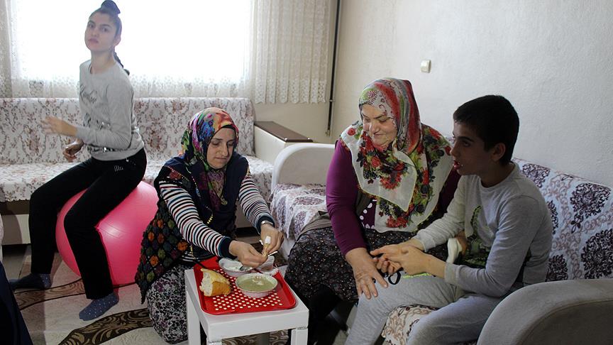 Ömrünü zihinsel engelli çocuklarına adadı