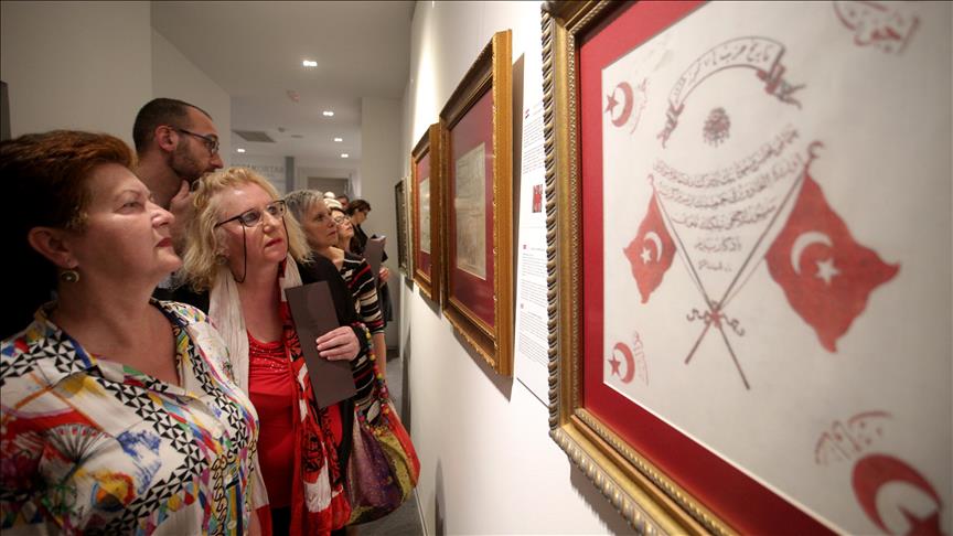 Hrvatska: Otvorena izložba "Komemorativne maramice i poštanske markice" Oğuza Aydemira