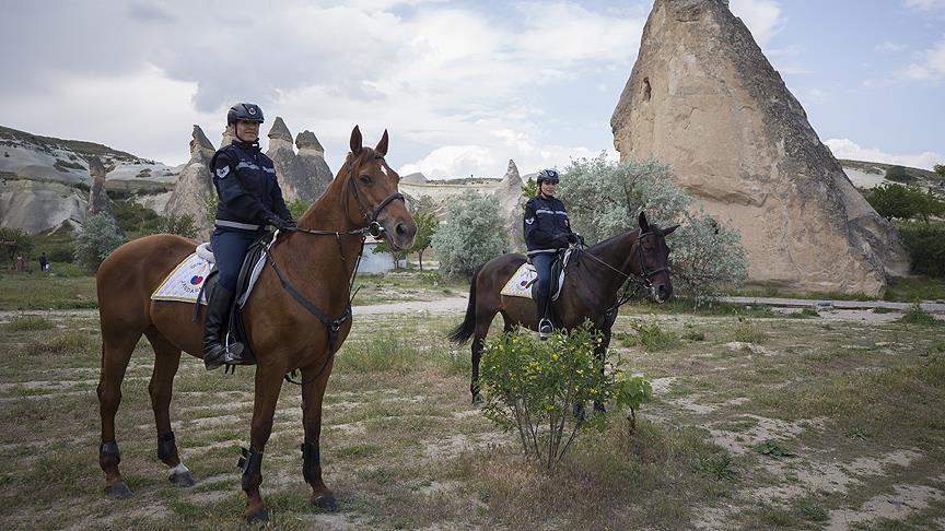 kadin suvariler turizm icin devriye atiyor
