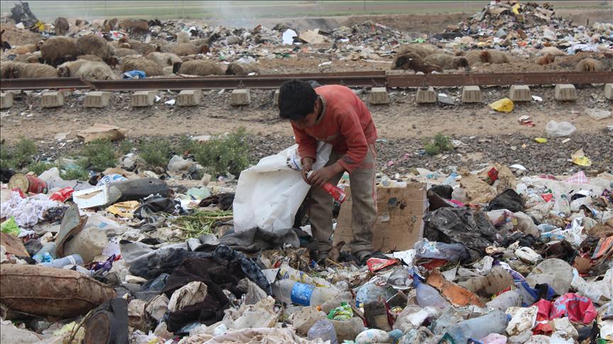 Siria: los niños de al-Raqa pasan su tiempo entre la basura