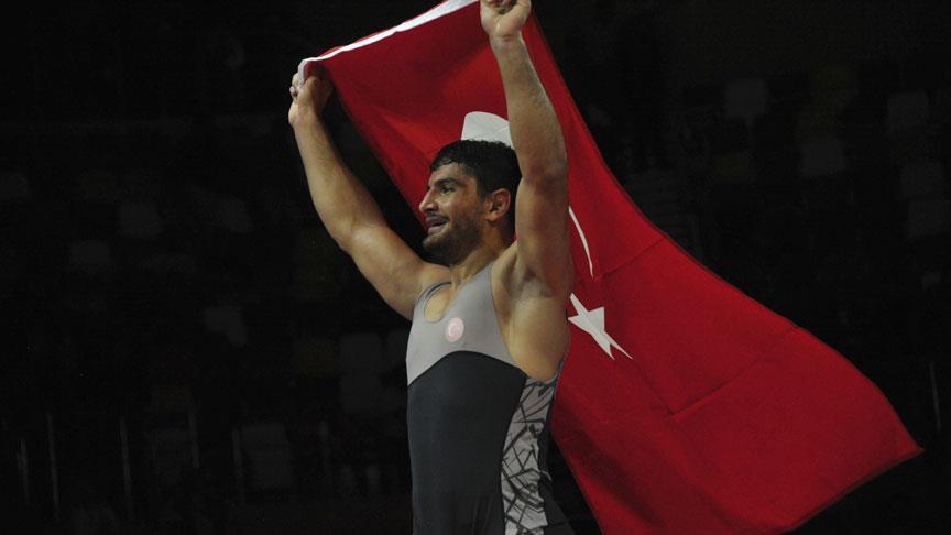 Таха Акгюль завоевал золото Чемпионата Европы по борьбе